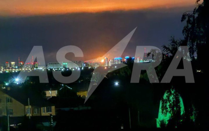 У Росії поскаржилися на атаку дронів, імовірно горить НПЗ в Рязані