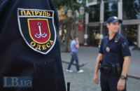 В Одесі водій Daewoo Lanos в’їхав у дорожній знак і побив двох патрульних