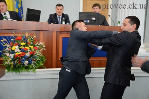 На сессии Черкасского облсовета подрались депутаты