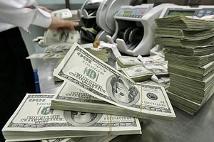 У украинцев на руках в 10 раз больше валюты, чем в банках, - оценка