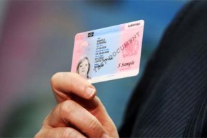 Украинцам начали выдавать биометрические паспорта