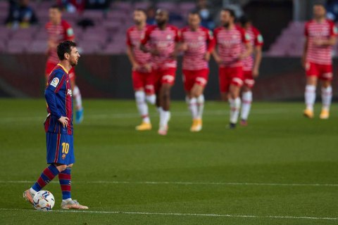 Куман был удален, а "Барселона" проиграла матч "Гранаде", пропустив решающий гол от 39-летнего футболиста
