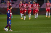 Куман был удален, а "Барселона" проиграла матч "Гранаде", пропустив решающий гол от 39-летнего футболиста