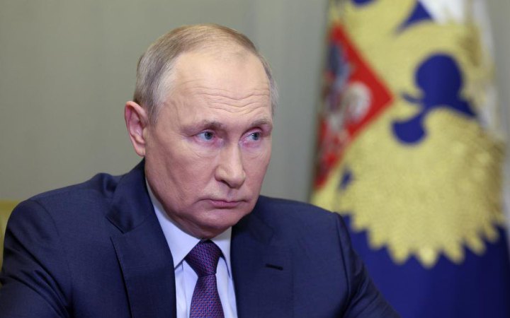 Путін розповсюджує дезінформацію про “чорний ринок зброї в Україні”