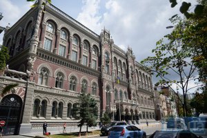 Валютные запасы Украины начали пополнять долларами с межбанка