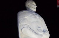 "Азов" самовільно встановив пам'ятник Святославу в Маріуполі