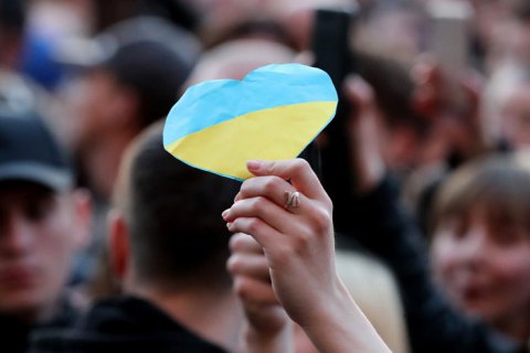Зеленський запропонував українцям розфарбувати в жовто-сині кольори всю планету