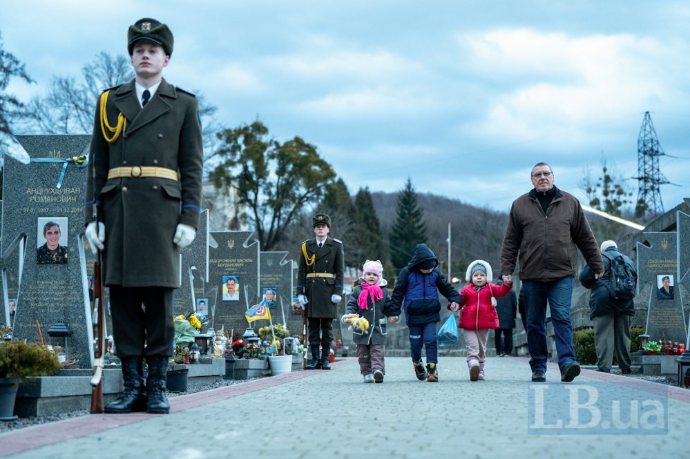 Родини з дітьми збираються на Личаківському кладовищі аби вшанувати пам’яті українських Героїв 
