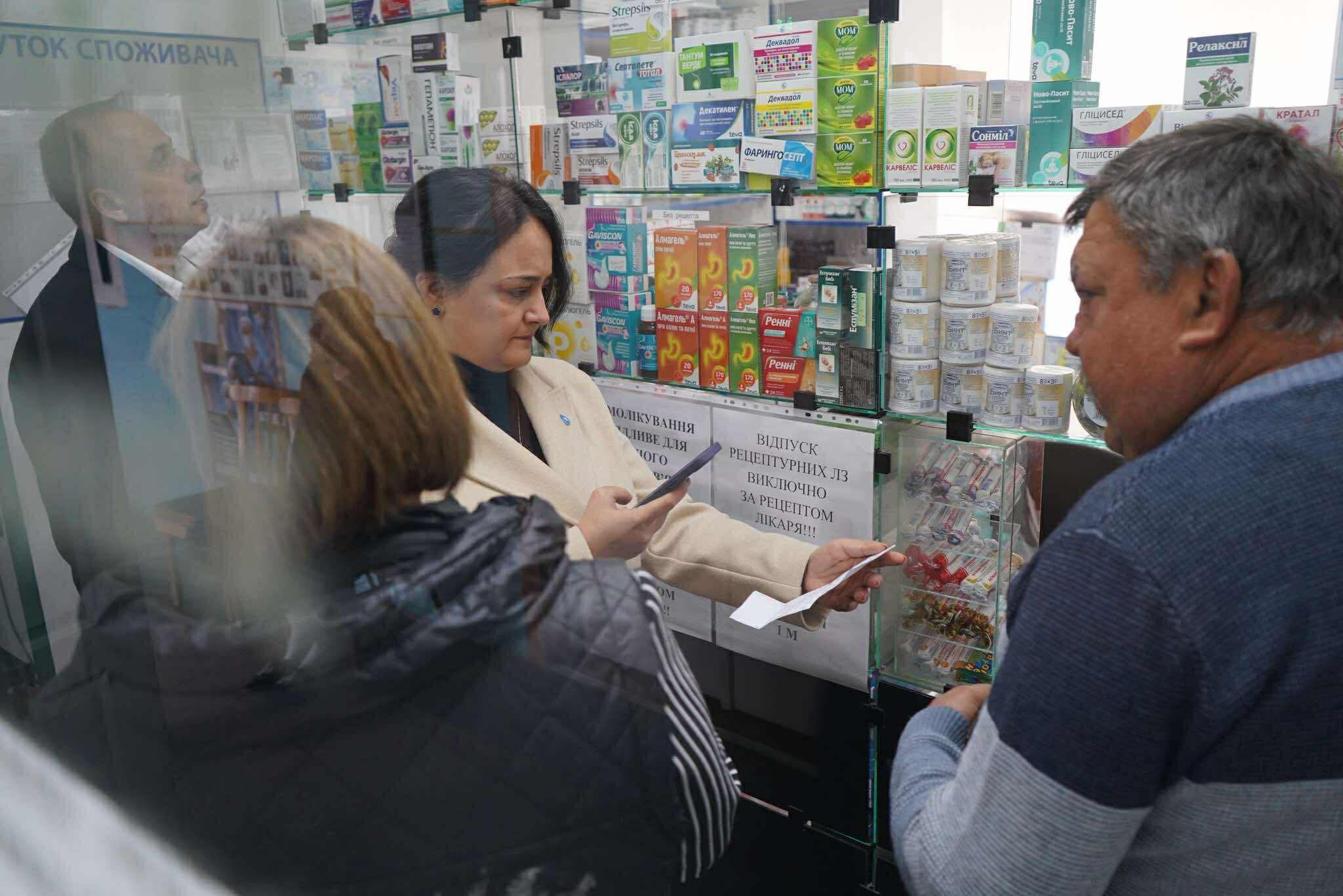 Наталія Гусак разом із заступником голови Чернівецької ОВА Романом Гребою відвідала клінічну лікарню швидкої медичної допомоги у
Чернівцях.