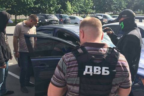 Двух киевских полицейских поймали на крышевании краж в ТРЦ