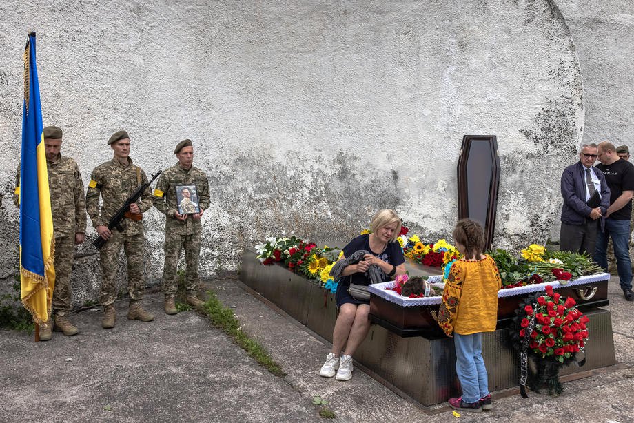  Мати прощається із загиблим сином, захисником України.