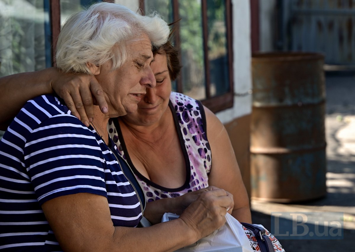 Ольга і Тетяна обіймаються 