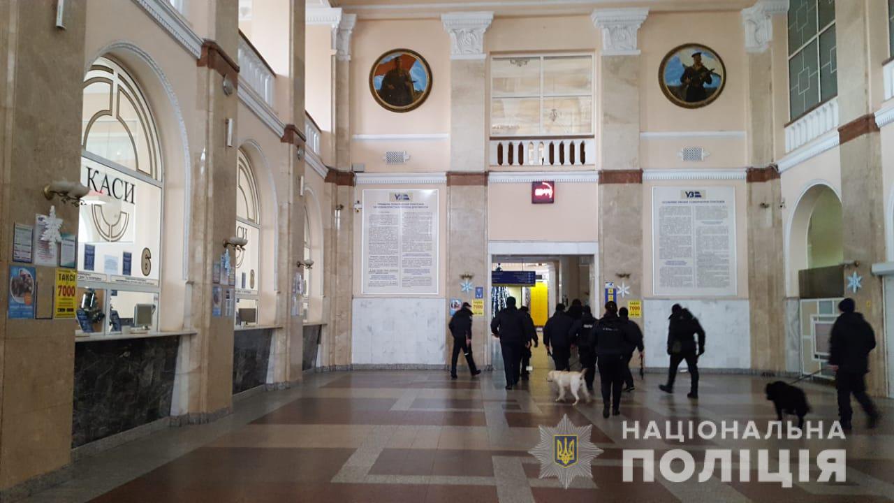 Сотрудники полиции на вокзале в Одессе