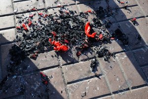 В Киеве "свободовцы" сожгли флаг КПУ