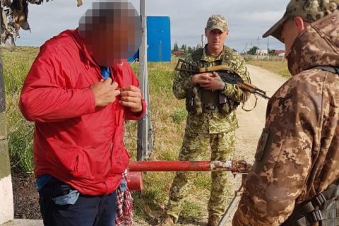 Чоловік, якого чотири роки розшукували за вбивство, намагався втекти в окупований Крим