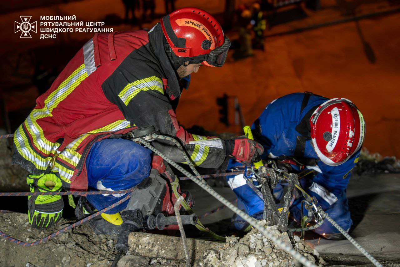  Розбір завалів житлового будинку у Печерському районі Києва 