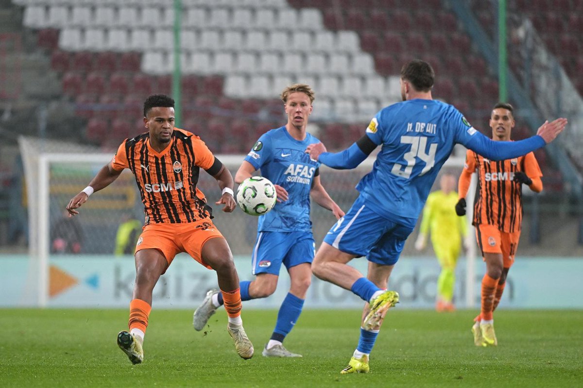 Аліссон (ліворуч) пресингує суперника