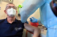 У Польщі почали реєструвати на вакцинацію від ковіду бустерною дозою