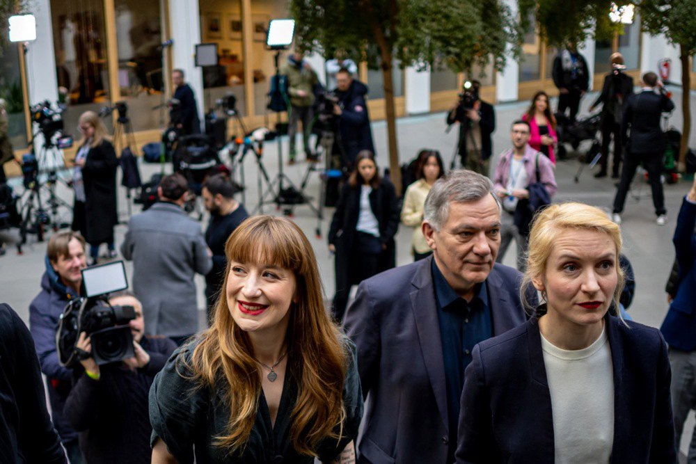 Лідери <i>Die Linke</i> Гайді Райхіннек (ліворуч), Ян ван Акен (у центрі) й Інес Швердтнер (праворуч) прибувають на
пресконференцію партії в Берліні, 24 лютого 2025 року.
