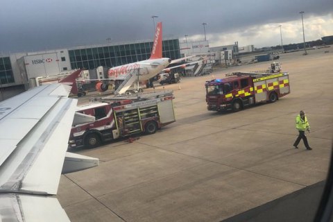​Самолет авиакомпании "Россия" наехал на ногу сотруднику аэропорта в Лондоне