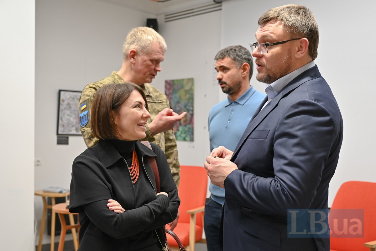 колишня заступниця міністра оборони Ганна Маляр і директор НАБУ Семен Кривонос( попереду), і екс-міністр аграрної політики та
продовольства України, військовослужбовець ЗСУ Ігор Швайка і голова наглядової ради EFI Group Ігор Ліскі (позаду) 