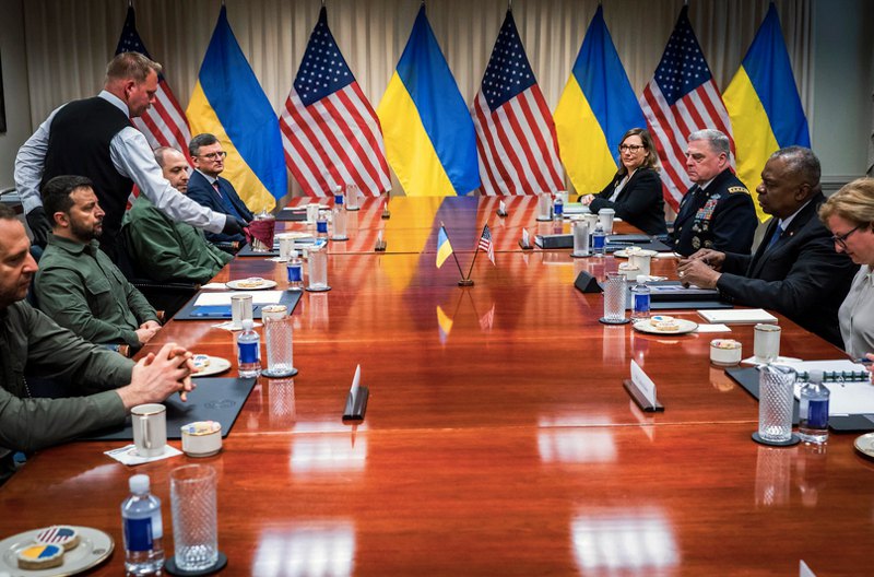 Делегації США та України на чолі з міністром оборони США Ллойдом Дж. Остіном III і президентом України Володимиром Зеленським під час зустрічі в Пентагоні, 21 вересня 2023 року.