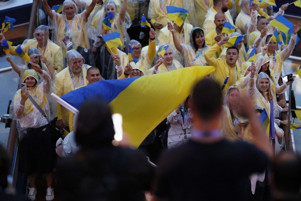 Човен зі спортсменами збірної України під час відкриття Олімпійських ігор-2024 у Парижі.