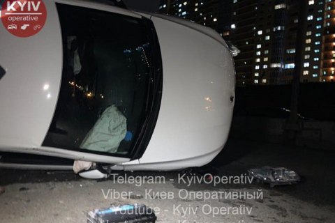 У Києві таксист з пасажиркою не помітив дорожніх знаків і влетів у бетонні блоки