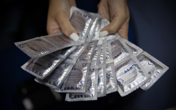 Францію та ЄС закликали запобігти знищенню контрацептивів USAID на $10 млн