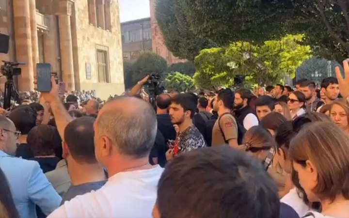 У Вірменії протестувальники вимагають втрутитися у війну у Нагірному Карабасі (оновлено)