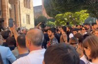 У Вірменії протестувальники вимагають втрутитися у війну у Нагірному Карабасі (оновлено)