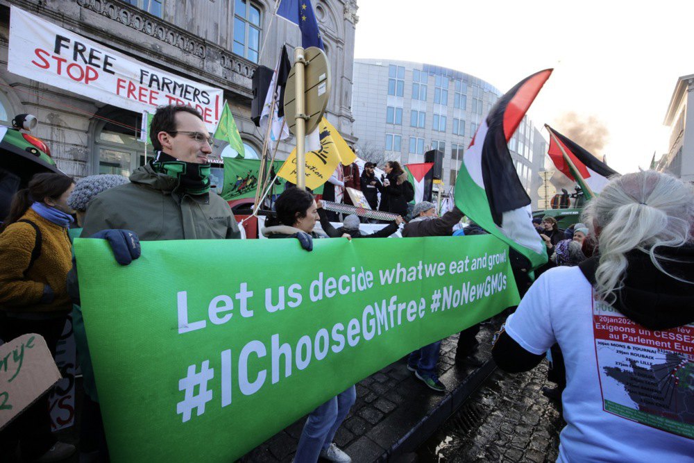 Фермери під час акції протесту перед Європейським парламентом на полях саміту ЄС у Брюсселі, 1 лютого 2024 року.