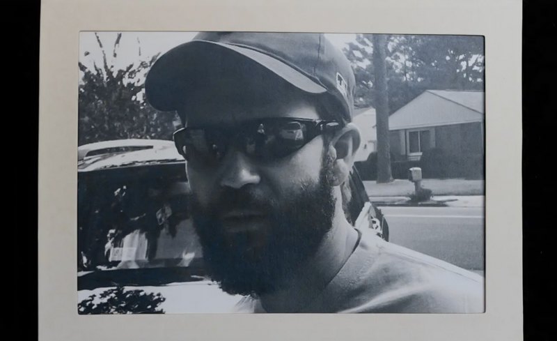 Чорно-біла фотографія Девіда Коллінза в рамці, зроблена його дружиною у 2013 році.
