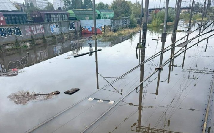 Попри негоду, пасажирські поїзди продовжують відправлятися та прибувати до Одеси 