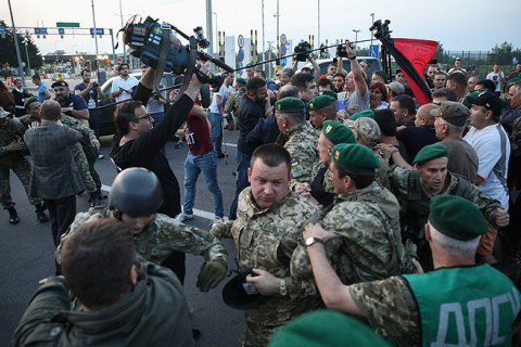 "Народний фронт" назвав те, що відбувалося на прикордонному КПП "Шегині", кримінальним злочином
