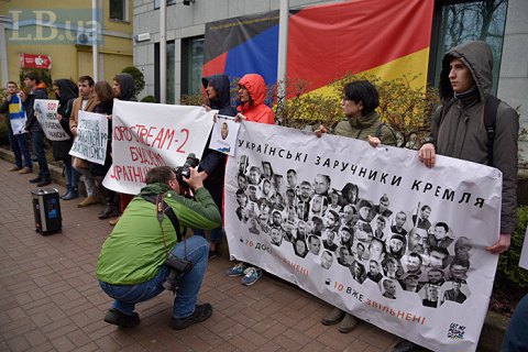 ​Возле посольства Германии в Киеве прошел пикет против снятия санкций с России