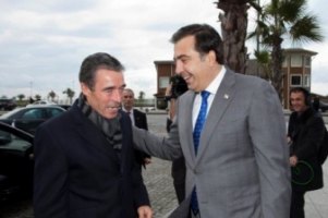 Саакашвили показал Расмуссену «галстук НАТО»