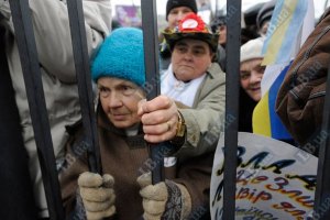 100 сторонников Тимошенко ждут начала суда