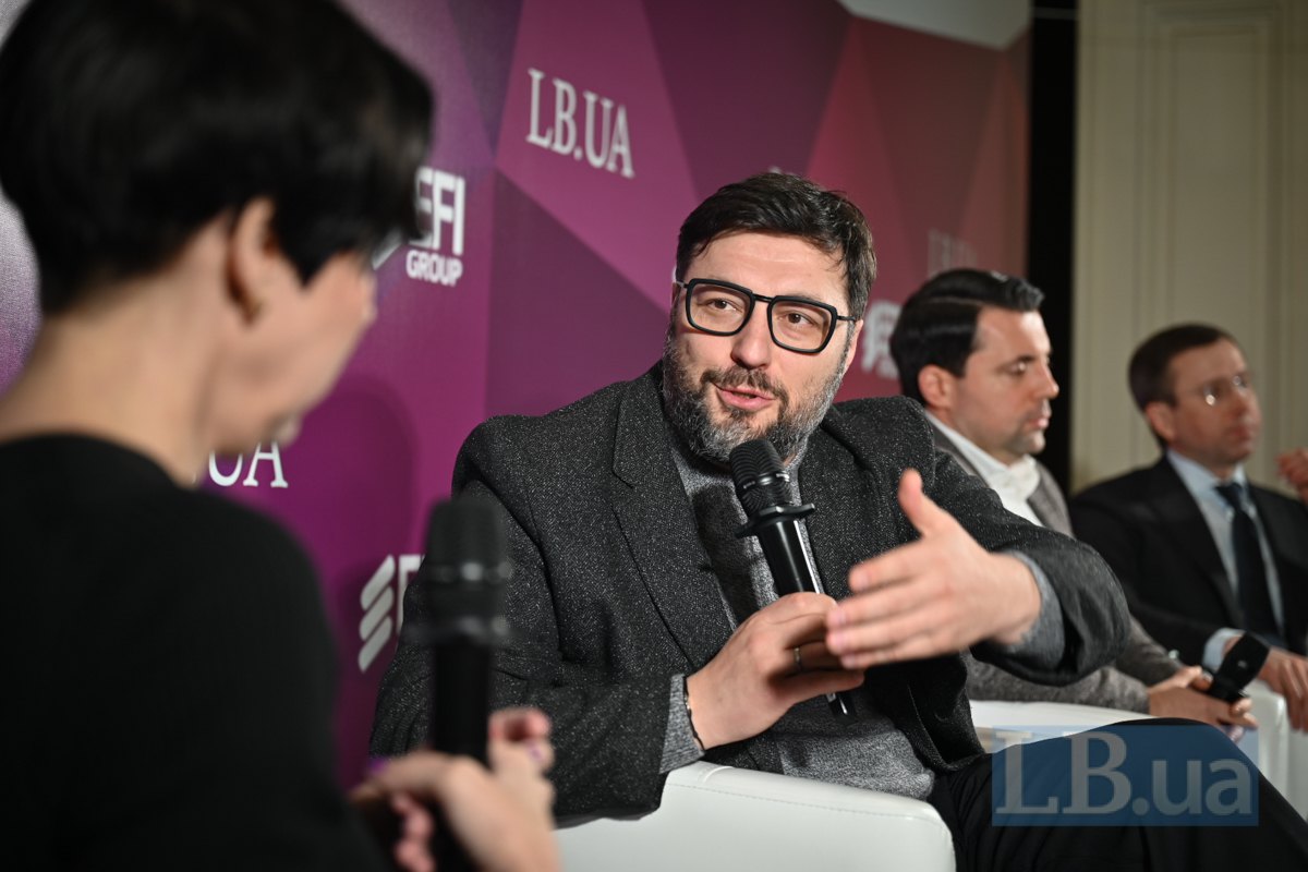 генеральний директор YASNO Сергій Коваленко ( у центрі)