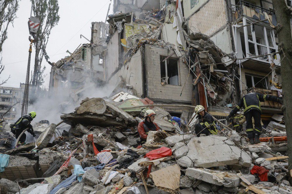 Рятувальники працюють на місці атаки на Київ 31 липня