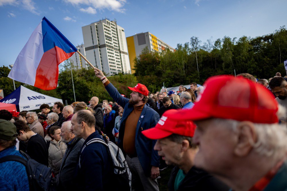 Прихильники передвиборчого мітингу руху ANO під час мітингу у Празі, 30 вересня 2025 р