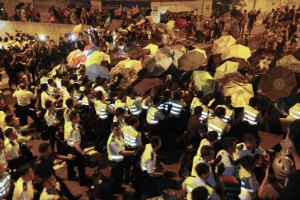 Поліція Гонконгу вигнала протестувальників із кількох вулиць, 45 осіб заарештовано