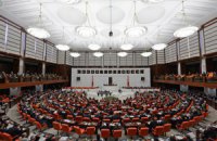 Парламент Туреччини відмовився судити екс-міністрів, причетних до корупції