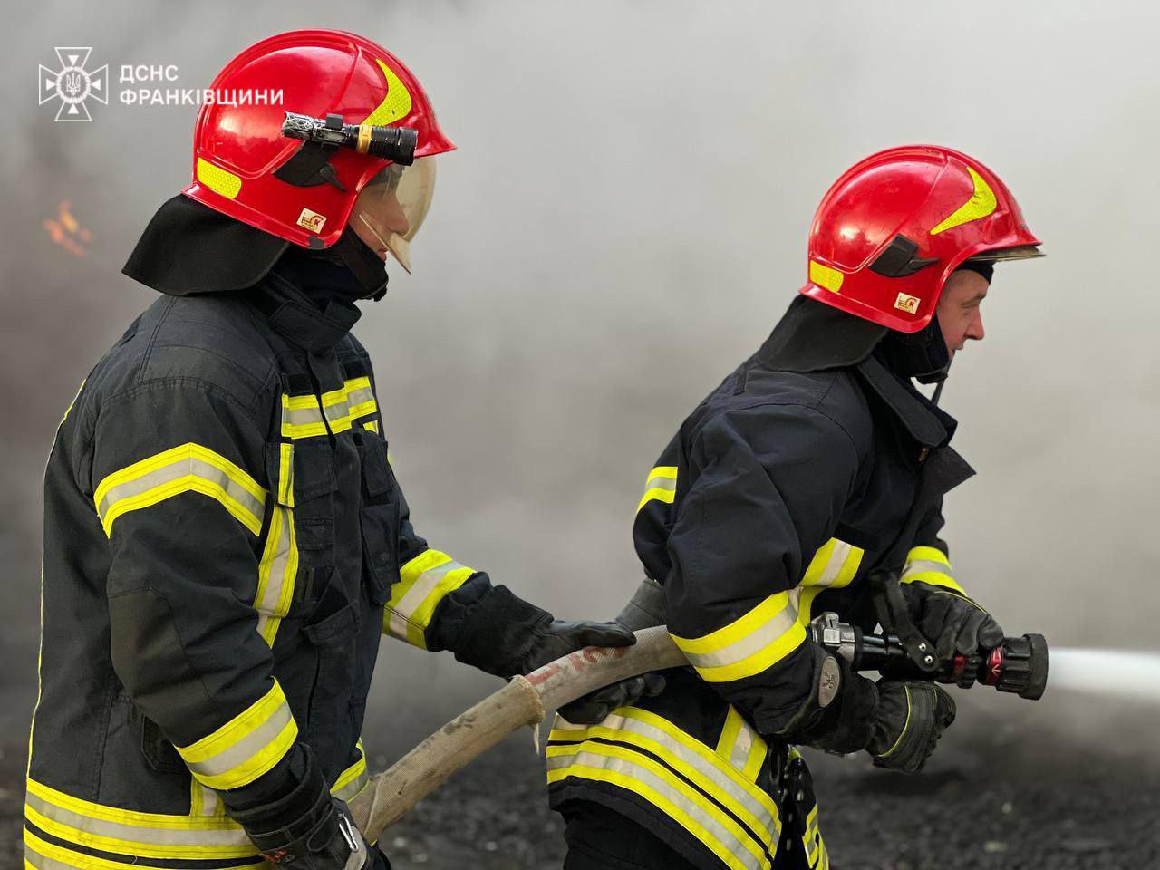 Рятувальники ліквідовують пожежу на місці влучання