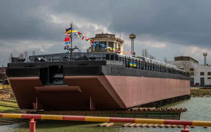 Українське Дунайське пароплавство спустило на воду третю баржу, зроблену зі старих суден