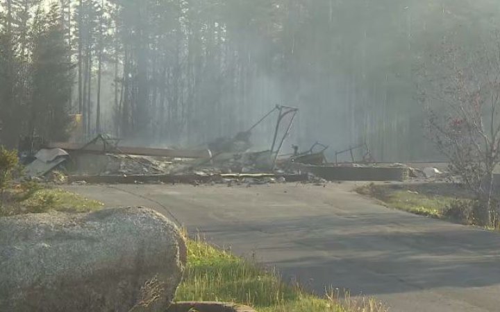 Через лісову пожежу в Канаді евакуюють місцевих мешканців