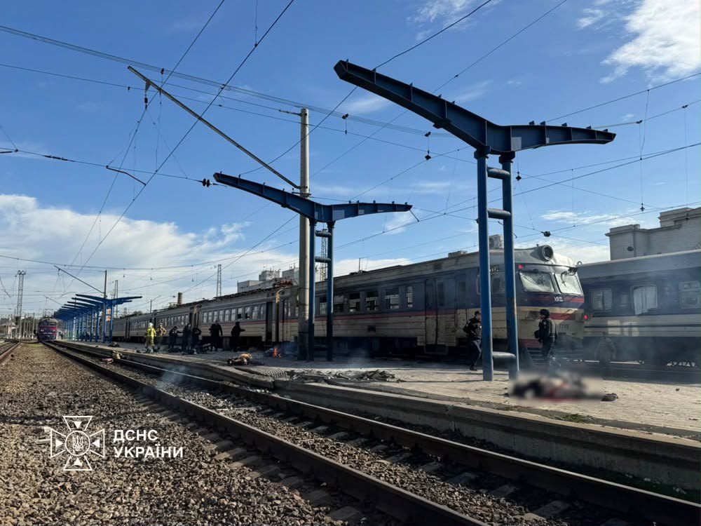 Наслідки російського удар по залізничному вокзалу в Дніпрі.