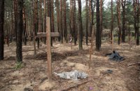 В Ізюмі знайшли близько 500 поховань цивільних і могилу 20 українських військових з слідами катувань