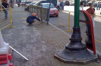 Рабочие не укладывают, а рисуют плитку в центре Москвы