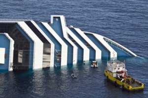 Costa Concordia извлекут из воды до конца 2012 года